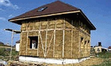 Architektūros ir aplinkos darna: šiaudinis namas