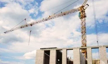 „Eikos statyba“ pradeda LCC tarptautinio universiteto bendrabučio statybas
