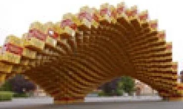Eksperimentinį paviljoną pastatė iš tuščių alaus dėžių