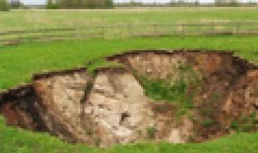 Ekspozicijos lankytojai pasijus it smegduobėje