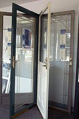 Kaune atidaromas naujas šarvuotų ir vidaus durų salonas