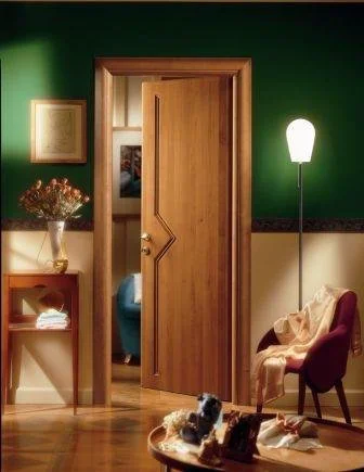 Lietuviai linksta prie natūralaus medžio durų