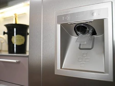 Pirmasis rinkoje „Electrolux“ šaldiklis tiekia ledą iš karto į stiklinę