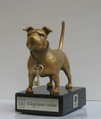 Prabangių apartamentų šeimininkus saugos skulptoriaus R. Kvinto sukurtos statulėlės