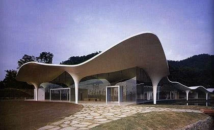 Toyo Ito suprojektuotas krematoriumas „Meiso no mori“